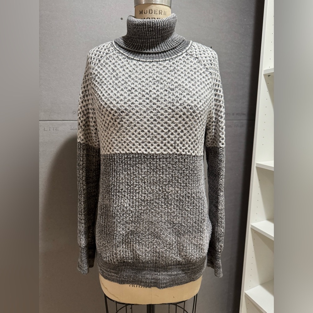 PrAna women’s Gray/white Turtleneck Tunic Sweater size Small